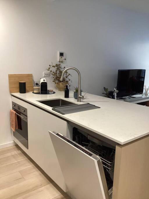 In The Heart Of Port Melbourne Apartment Екстериор снимка